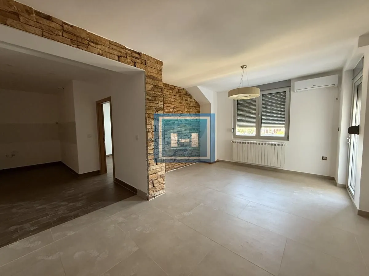 Prodaja, jednosoban stan, 77m², Vašarište, Jagodina