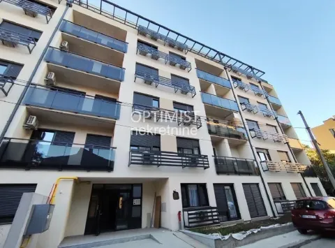 Pogled na spoljašnjost moderne stambene zgrade sa balkonom i ulazom. - image 18