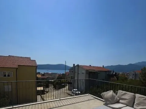 Pogled na more sa prostrane terase sa garniturom za sjedenje. - image 3