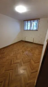 Prazna soba sa drvenim parketom i prozorom. - image 4