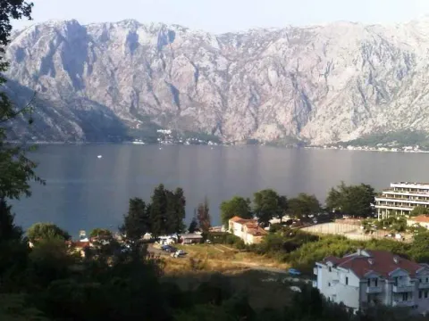 Pogled na more i planine sa nekretnine. - image 7