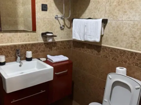 Izdavanje, trosoban stan, 130m², Dobrota, Kotor - image 2