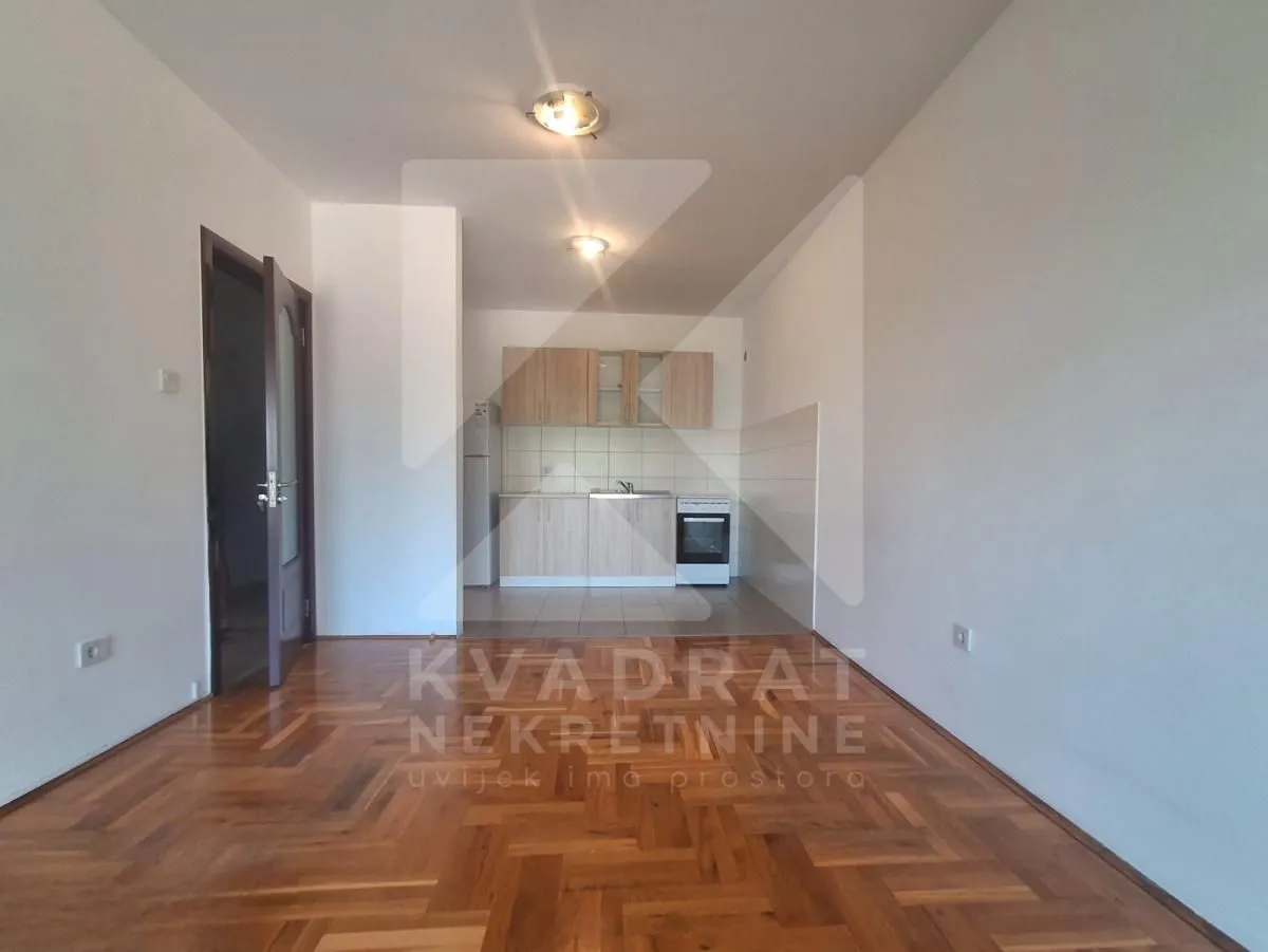 Izdavanje, jednosoban stan, 46m², Krivi Most, Podgorica