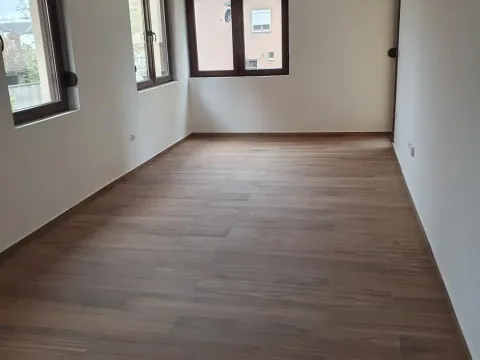 Prodaja, trosoban stan, 75m², Ruma, Srbija