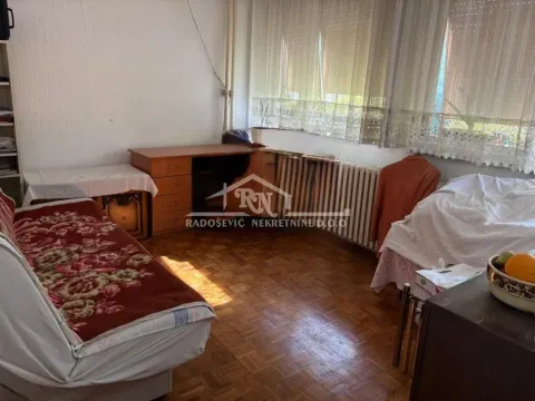 Dnevna soba sa krevetom, pisaćim stolom i prozorima. - image 8