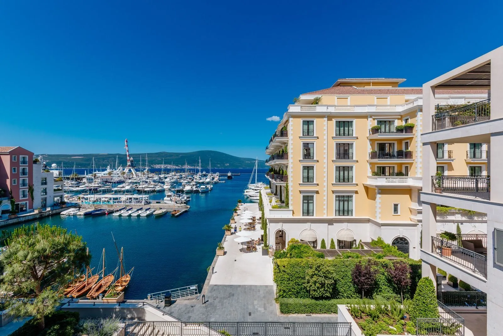 Sale, four bedroom apartment, 240m², Tivat, Crna Gora