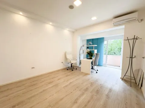 Izdavanje, poslovni prostor, 75m², Centar, Podgorica - image 8