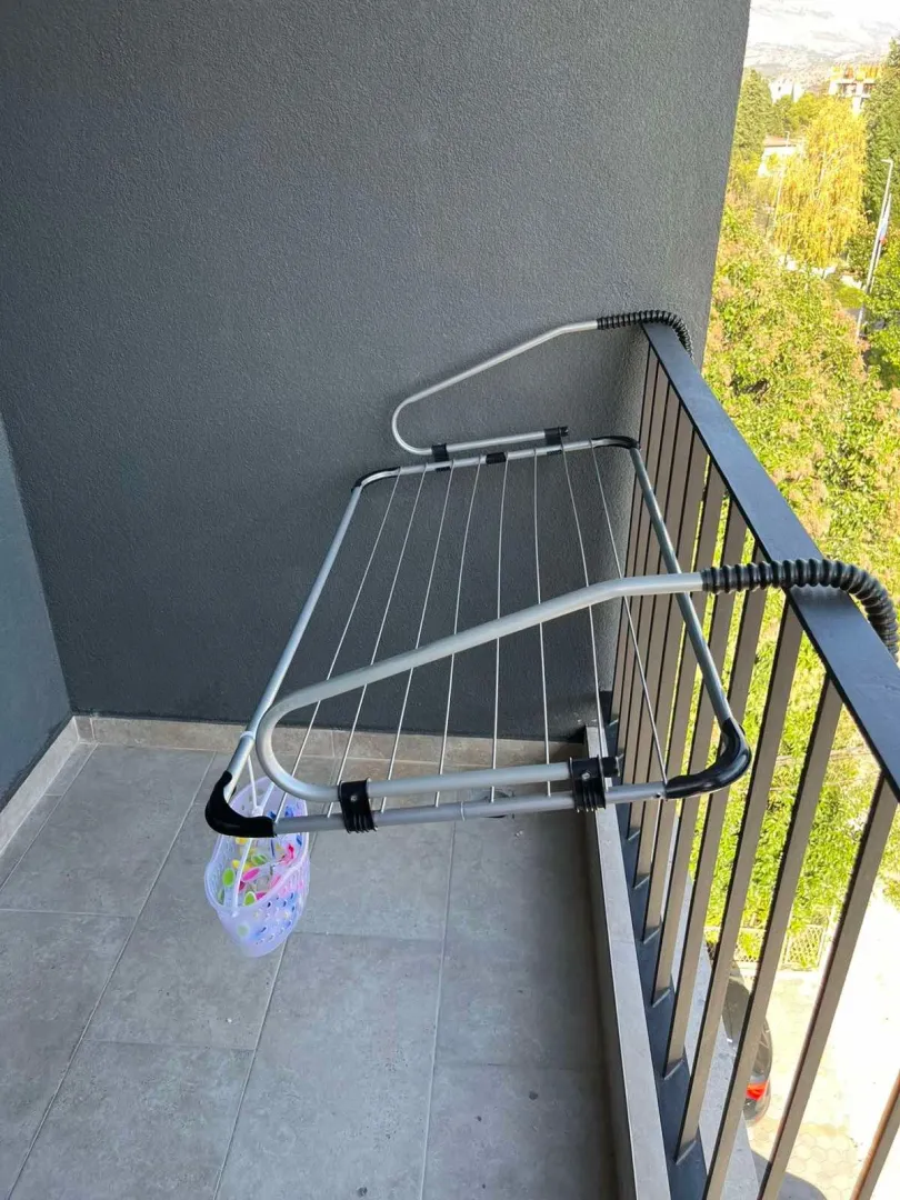 Pogled na terasu sa stalkom za sušenje veša.