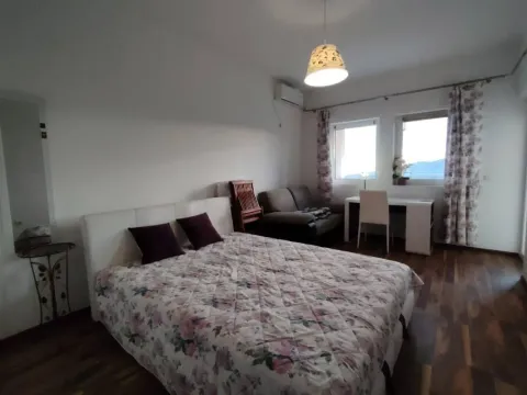 Spavaća soba sa bračnim krevetom, sofom i radnim stolom. - image 7