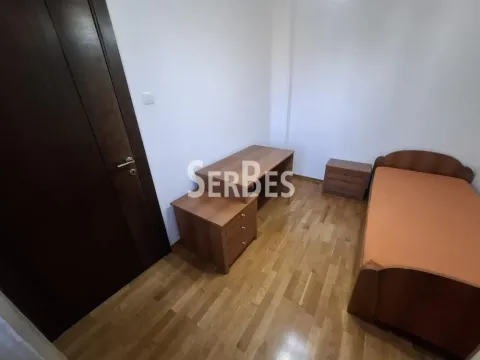 Manja spavaća soba sa krevetom i radnim stolom. - image 16