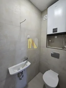 Manje kupatilo sa WC šoljom, umivaonikom i bojlerom. - image 12