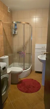 Kupatilo opremljeno tuš kabinom, umivaonikom, toaletom i veš mašinom. - image 7