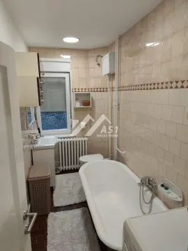 Manje kupatilo sa kadom, umivaonikom, wc šoljom i prozorom. - image 10