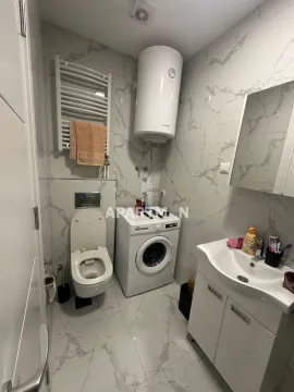 Manje kupatilo sa veš mašinom, WC šoljom, lavaboom i bojlerom. - image 9