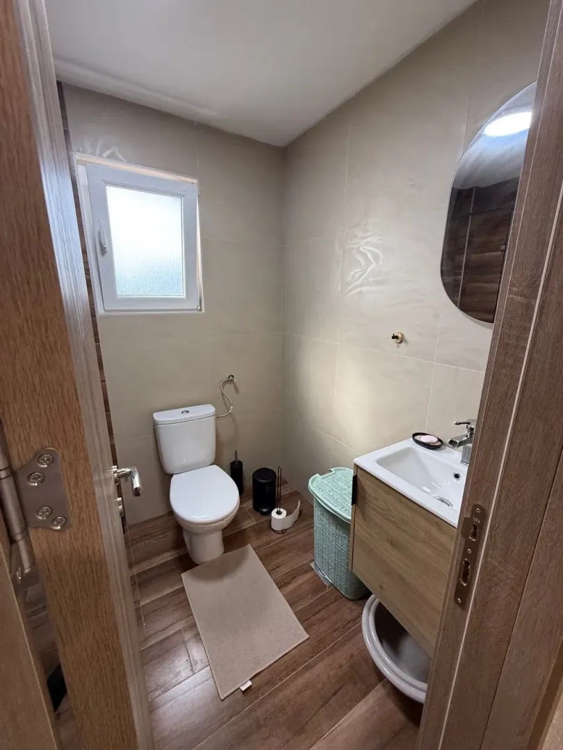 Manje kupatilo sa tuš kabinom, umivaonikom i wc šoljom.