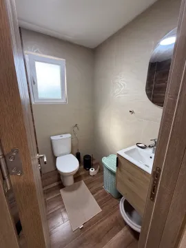 Manje kupatilo sa tuš kabinom, umivaonikom i wc šoljom. - image 8