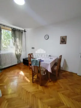 Trpezarija sa stolom, stolicama i drvenim parketom na podu. - image 2
