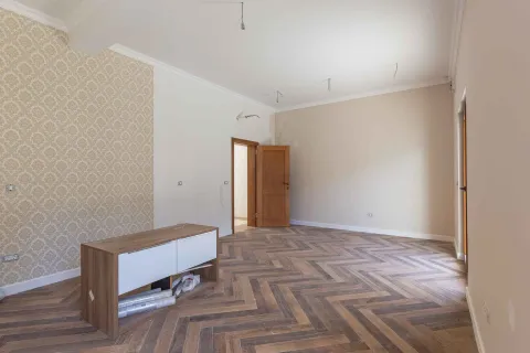 Prazna prostorija sa drvenim podom u riblju kost i tapetama na jednom zidu. - image 42