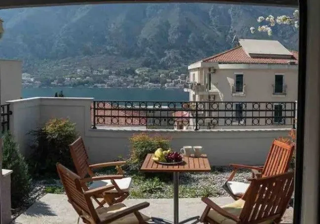 Rent, two bedroom apartment, 75m², Dobrota, Kotor