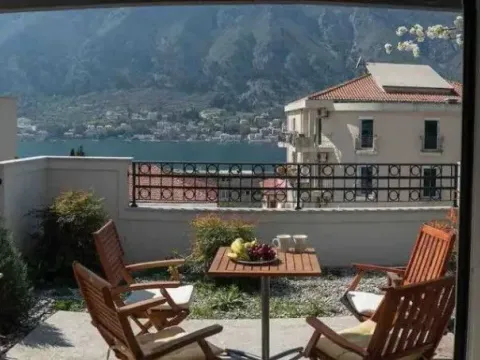 Rent, two bedroom apartment, 75m², Dobrota, Kotor