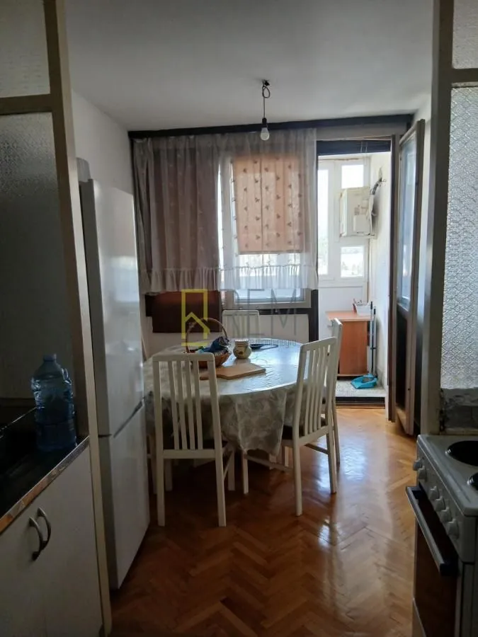 Kitchen with dining area and access to the terrace.