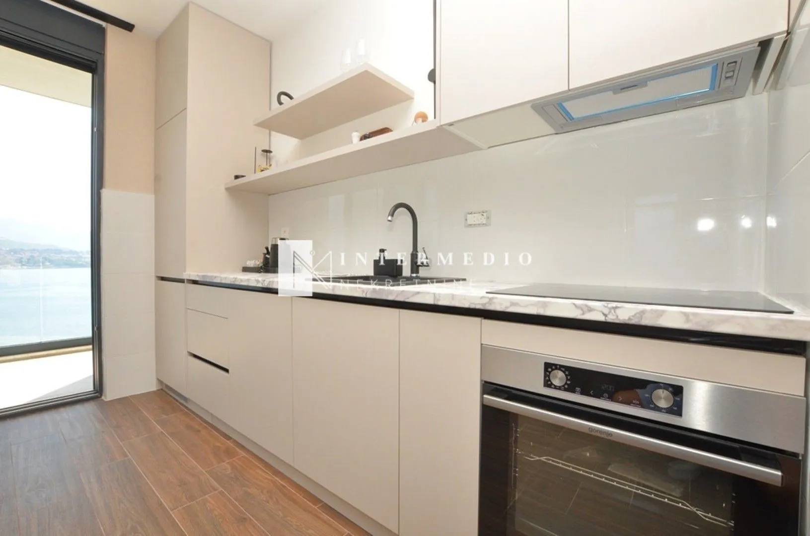 Prodaja, dvosoban stan, 61m², Njivice, Herceg Novi
