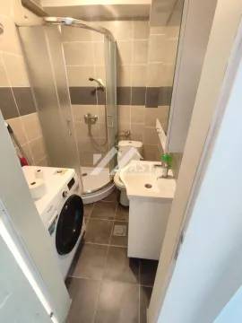 Manje kupatilo sa tuš kabinom, umivaonikom, WC šoljom i veš mašinom. - image 11