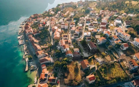 Pogled iz vazduha na obalu i naselje sa prikazanim objektima. - image 10