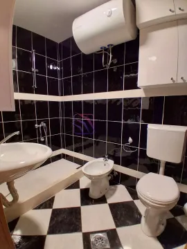 Kupatilo sa tuš kabinom, umivaonikom, bideom i WC šoljom. - image 16