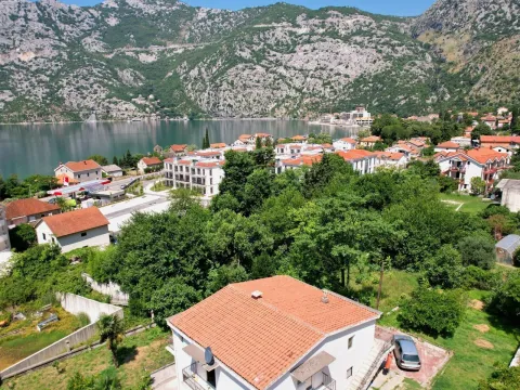 Prodaja, kuća, 200m², Risan, Kotor - image 1