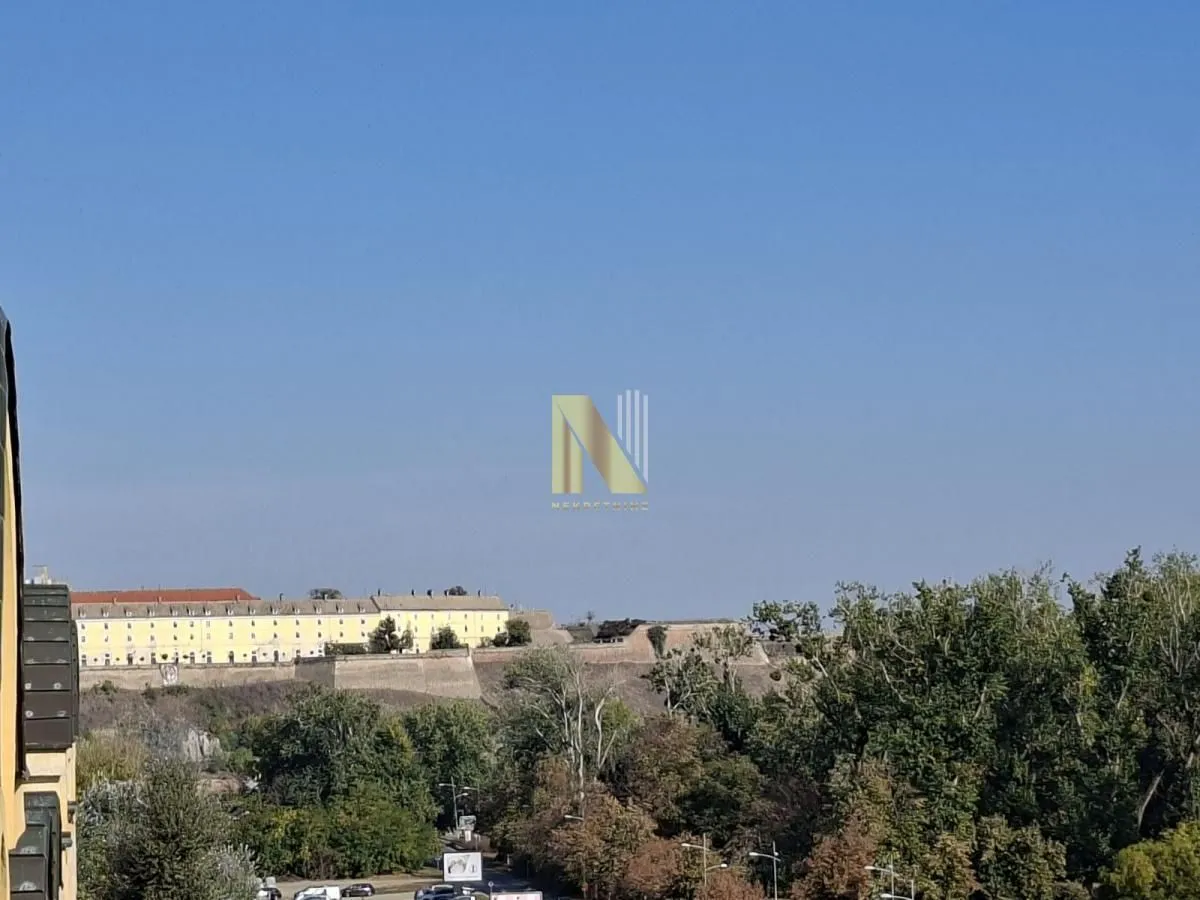 Pogled iz apartmana na okolno zelenilo i zidine tvrđave.