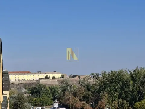 Pogled iz apartmana na okolno zelenilo i zidine tvrđave. - image 13