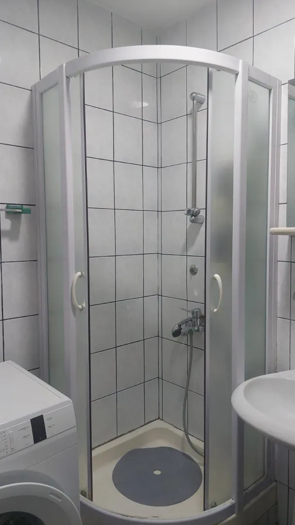 Kupatilo sa tuš kabinom i veš mašinom.