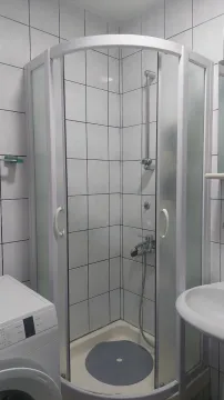 Kupatilo sa tuš kabinom i veš mašinom. - image 11