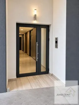 Glavni ulaz u zgradu sa staklenim vratima i interfonom. - image 6