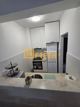 Manja bijela kuhinja sa šankom i ugradnim aparatima. - image 2