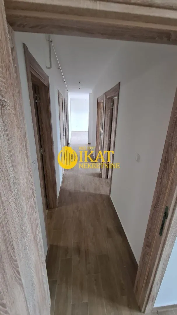 Prodaja, četvorosoban stan, 95m², Centar, Stara Pazova