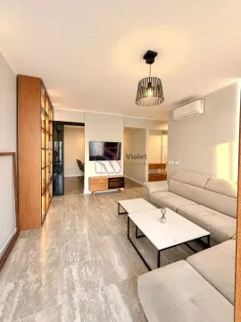 Dnevna soba sa ugaonom garniturom, stočićem i ugradnim policama. - image 5