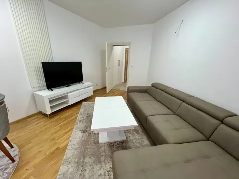 Izdavanje, dvosoban stan, 56m², Stara Varoš, Podgorica - image 2