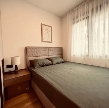 Udobna spavaća soba sa bračnim krevetom, noćnim stočićem i prozorom prekrivenim zavjesama. - image 5
