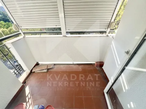 Manji zatvoreni balkon sa keramičkim pločicama i roletnama. - image 10