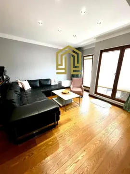 Dnevna soba sa garniturom i drvenim podom. - image 3