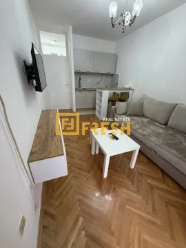 Manji dnevni boravak sa trosjedom, TV-om i otvorenom kuhinjom u pozadini. - image 2
