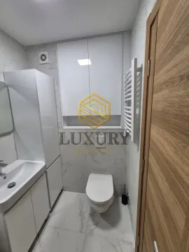 Moderno opremljeno kupatilo sa bijelim elementima i mermernom keramikom. - image 4