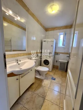 Kupatilo opremljeno umivaonikom, WC šoljom, mašinom za veš i tuš kabinom. - image 9