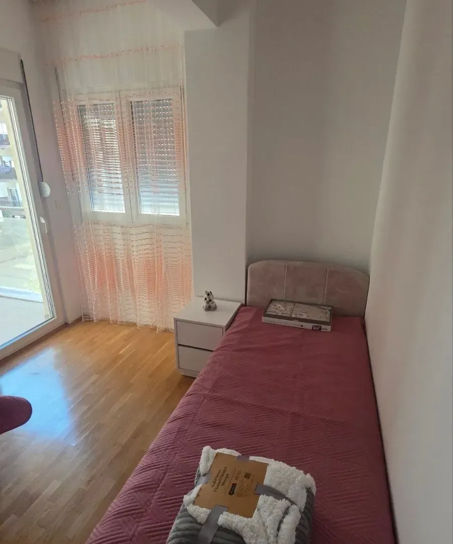 Izdavanje, četvorosoban stan, 74m², Blok 9, Podgorica