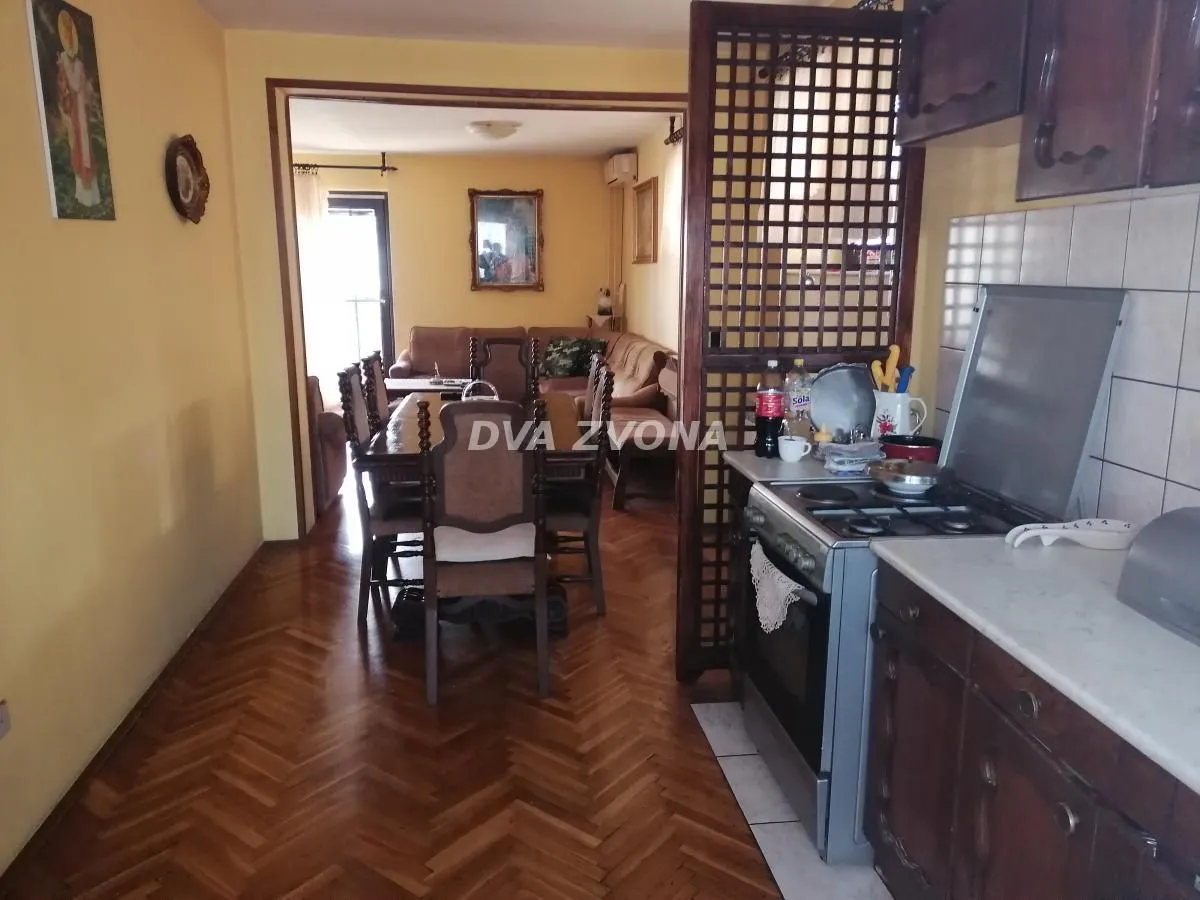 Prodaja, kuća, 225m², Centar, Inđija