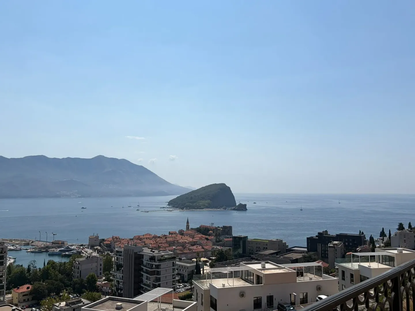 Pogled sa terase na grad, ostrvo i more.