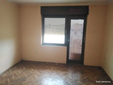 Prazna soba sa parketom na podu i izlazom na terasu. - image 11