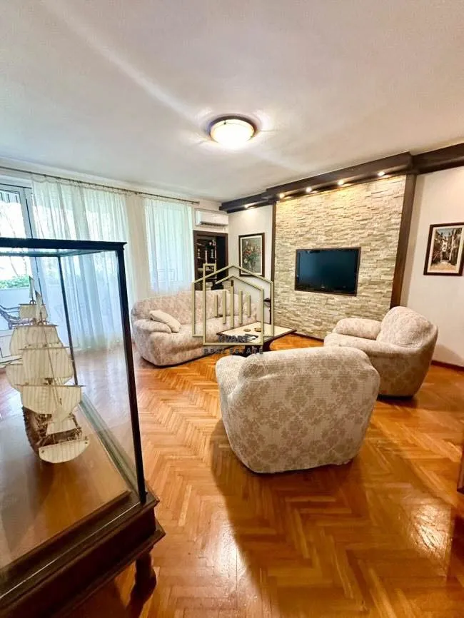 Izdavanje, dvosoban stan, 100m², Podgorica, Crna Gora